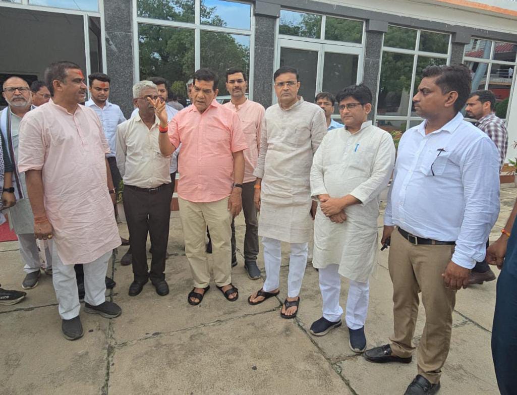 पार्टी कार्यकर्ताओं और विभागीय अधिकारियों के साथऊर्जा एवं नगर विकास मंत्री अरविंद कुमार शर्मा। पार्टी कार्यकर्ताओं और विभागीय अधिकारियों के साथऊर्जा एवं नगर विकास मंत्री अरविंद कुमार शर्मा।