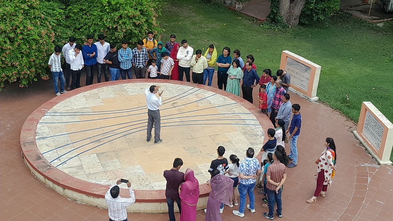 उज्जैन: स्थानीय समय होते ही परछाई ने साथ छोड़ दिया। उज्जैन: स्थानीय समय होते ही परछाई ने साथ छोड़ दिया।