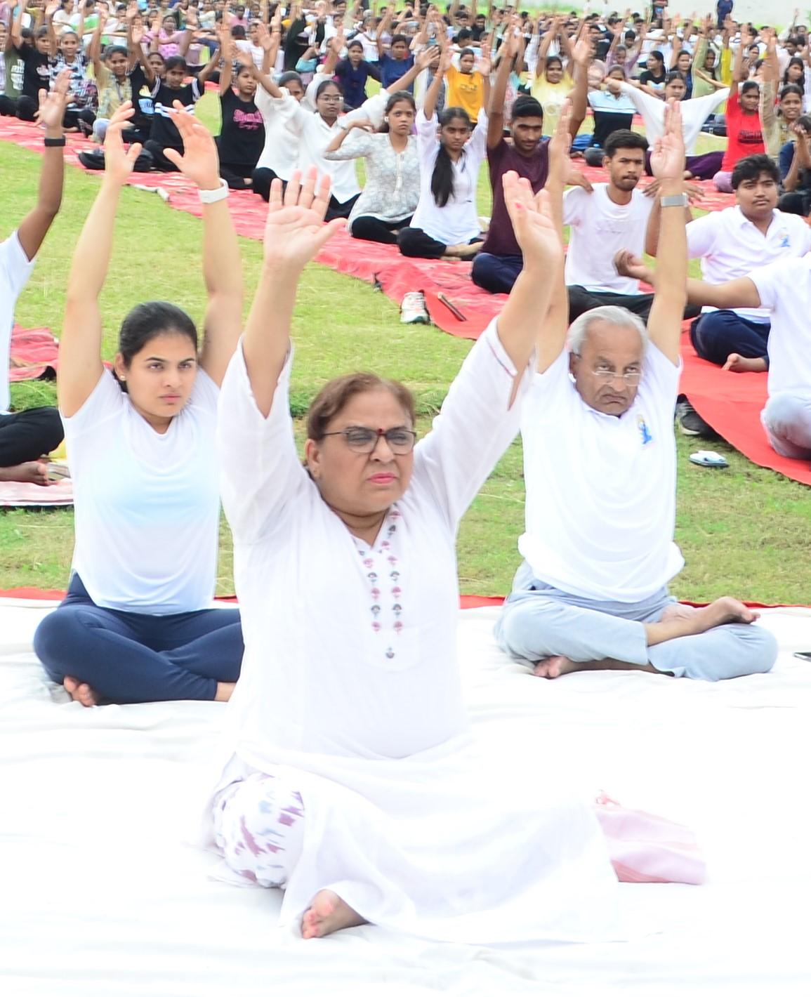एक पृथ्वी, एक स्वास्थ्य’ के संदेश के साथ छात्रों, शिक्षकों और कर्मचारियों ने विश्व विद्यालय में एक साथ किया सूर्य नमस्कार* एक पृथ्वी, एक स्वास्थ्य’ के संदेश के साथ छात्रों, शिक्षकों और कर्मचारियों ने विश्व विद्यालय में एक साथ किया सूर्य नमस्कार*