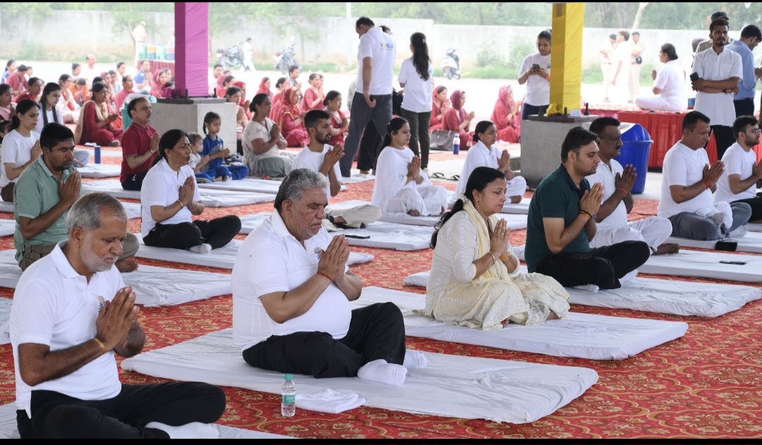 योग करते हुए कृष्ण लाल पंवार योग करते हुए कृष्ण लाल पंवार