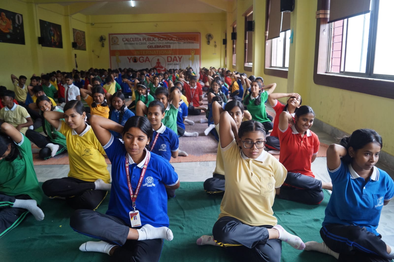 याेग करती छात्र-छात्राएं याेग करती छात्र-छात्राएं