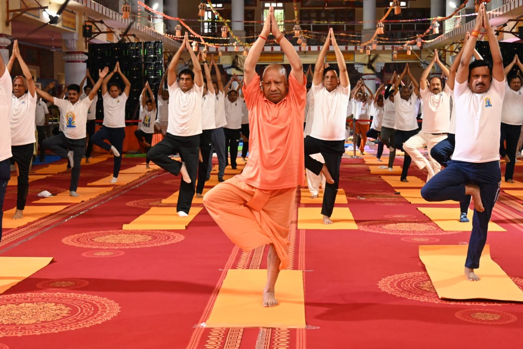 अंतरराष्ट्रीय योग दिवस पर गोरखनाथ मंदिर में सामूहिक योगाभ्यास किया सीएम योगी ने*