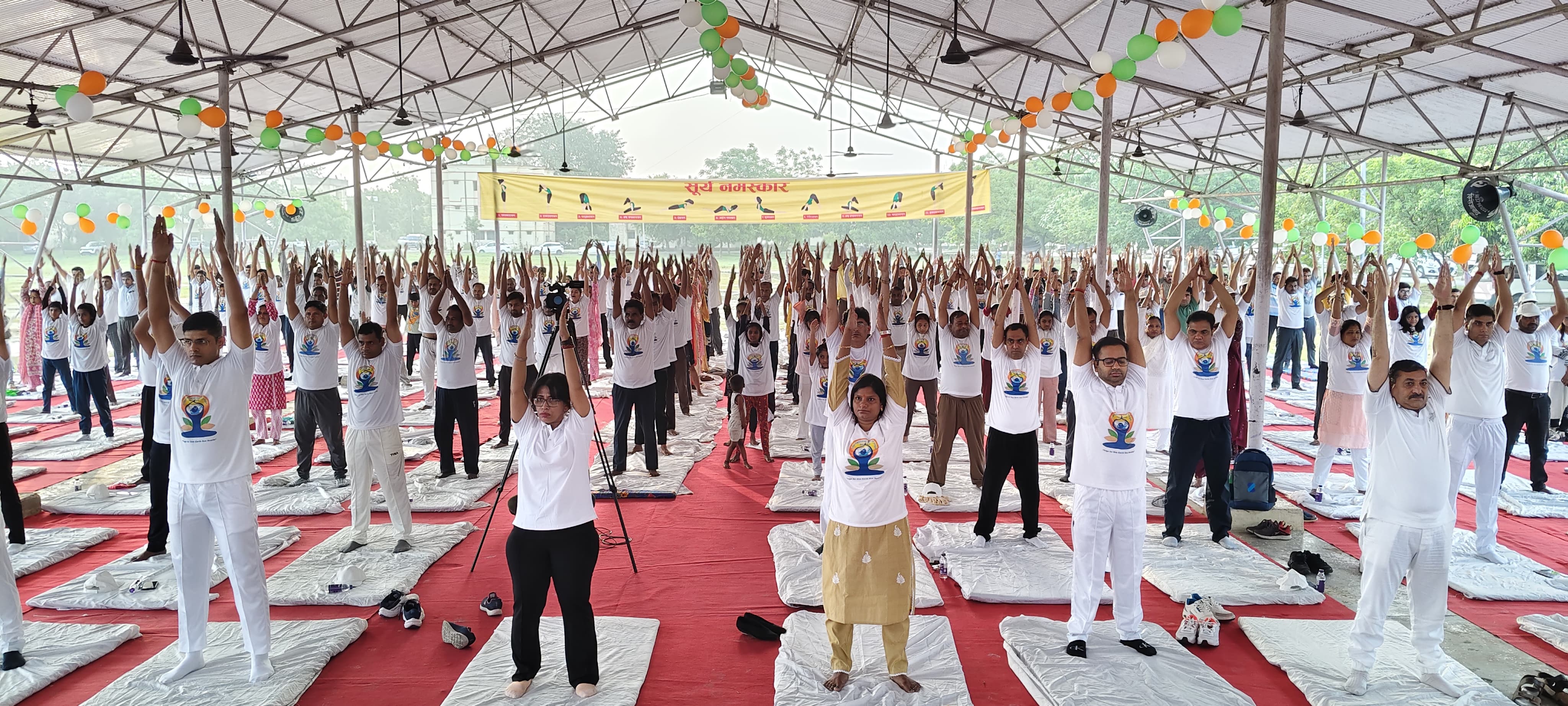 योग करते अधिकारीगण योग करते अधिकारीगण