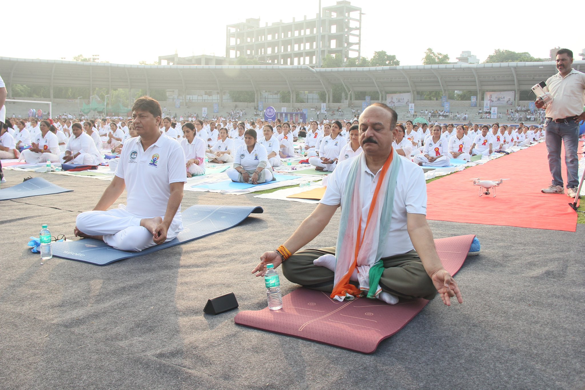 अंतरराष्ट्रीय योग दिवस पर छत्रसाल स्टेडियम पर योग करते शिक्षा मंत्री आशीष सूद अंतरराष्ट्रीय योग दिवस पर छत्रसाल स्टेडियम पर योग करते शिक्षा मंत्री आशीष सूद