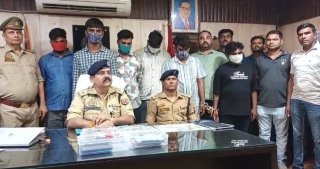 गिरफ्तार बदमाशों संग एसपी जानकारी देते गिरफ्तार बदमाशों संग एसपी जानकारी देते