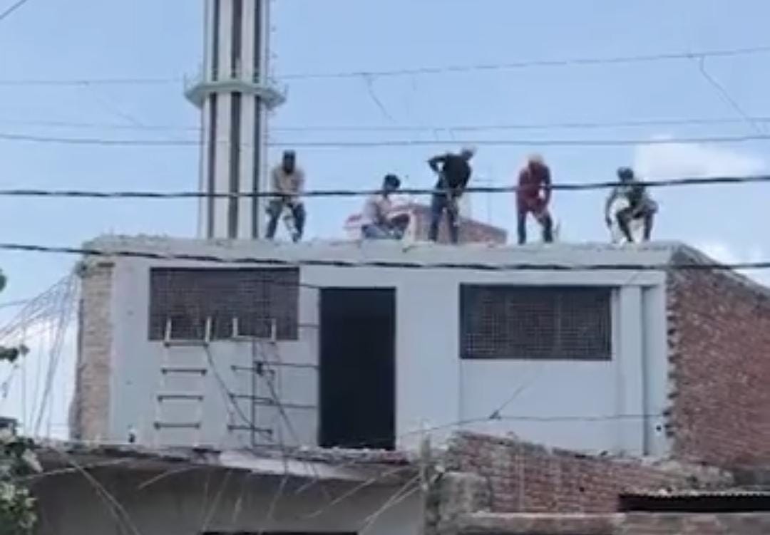 मस्जिद कमेटी द्वारा मजदूरों से स्वत: तुड़वाई जाती रजा-ए-मस्जिद । मस्जिद कमेटी द्वारा मजदूरों से स्वत: तुड़वाई जाती रजा-ए-मस्जिद ।