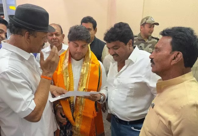 सिंधिया को ज्ञापन सौंपते हुए पूर्व विधायक गुप्ता सिंधिया को ज्ञापन सौंपते हुए पूर्व विधायक गुप्ता