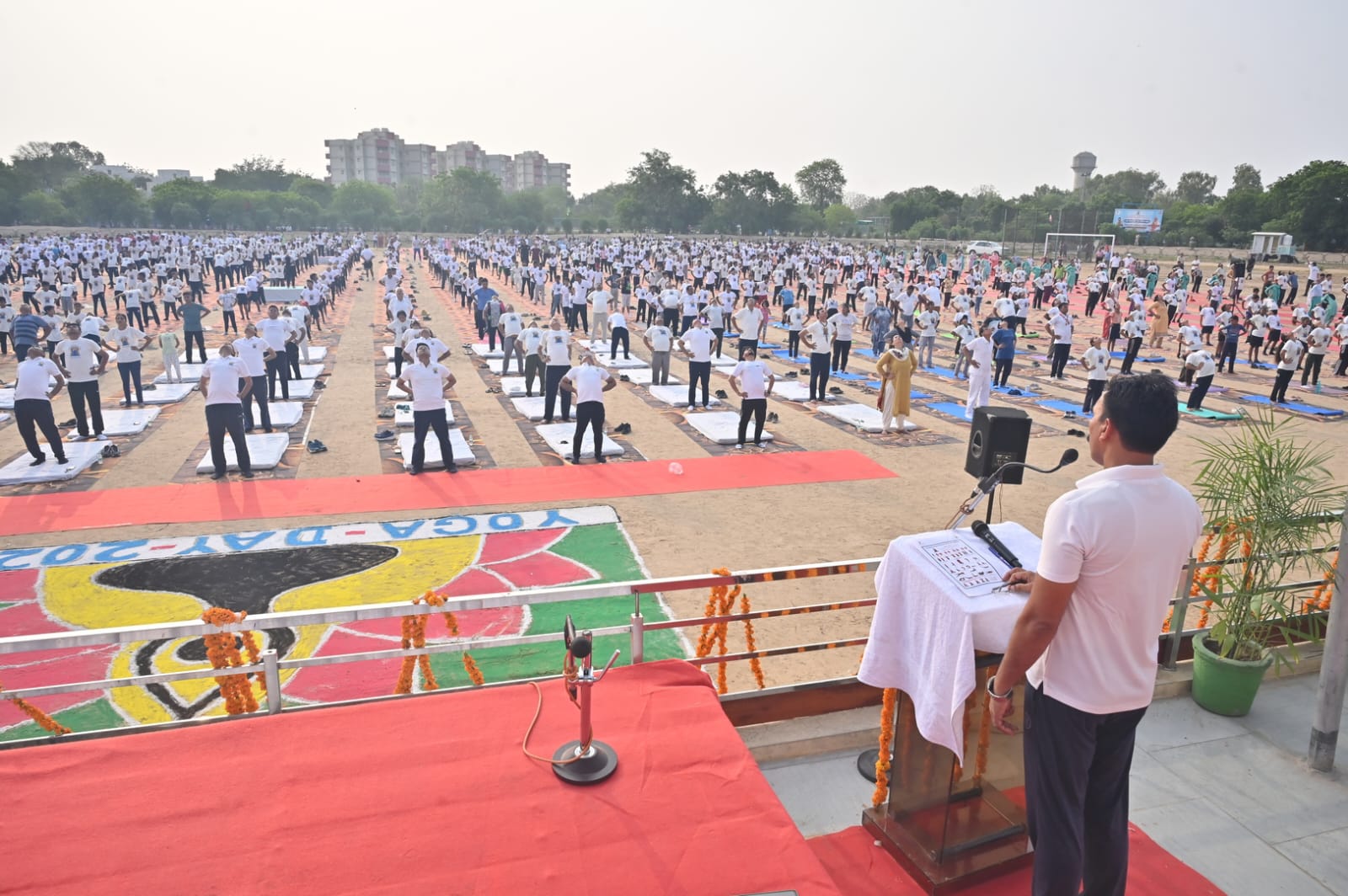 जिला स्तरीय योग कार्यक्रम मैं भाग लेते शहर वासी। जिला स्तरीय योग कार्यक्रम मैं भाग लेते शहर वासी।