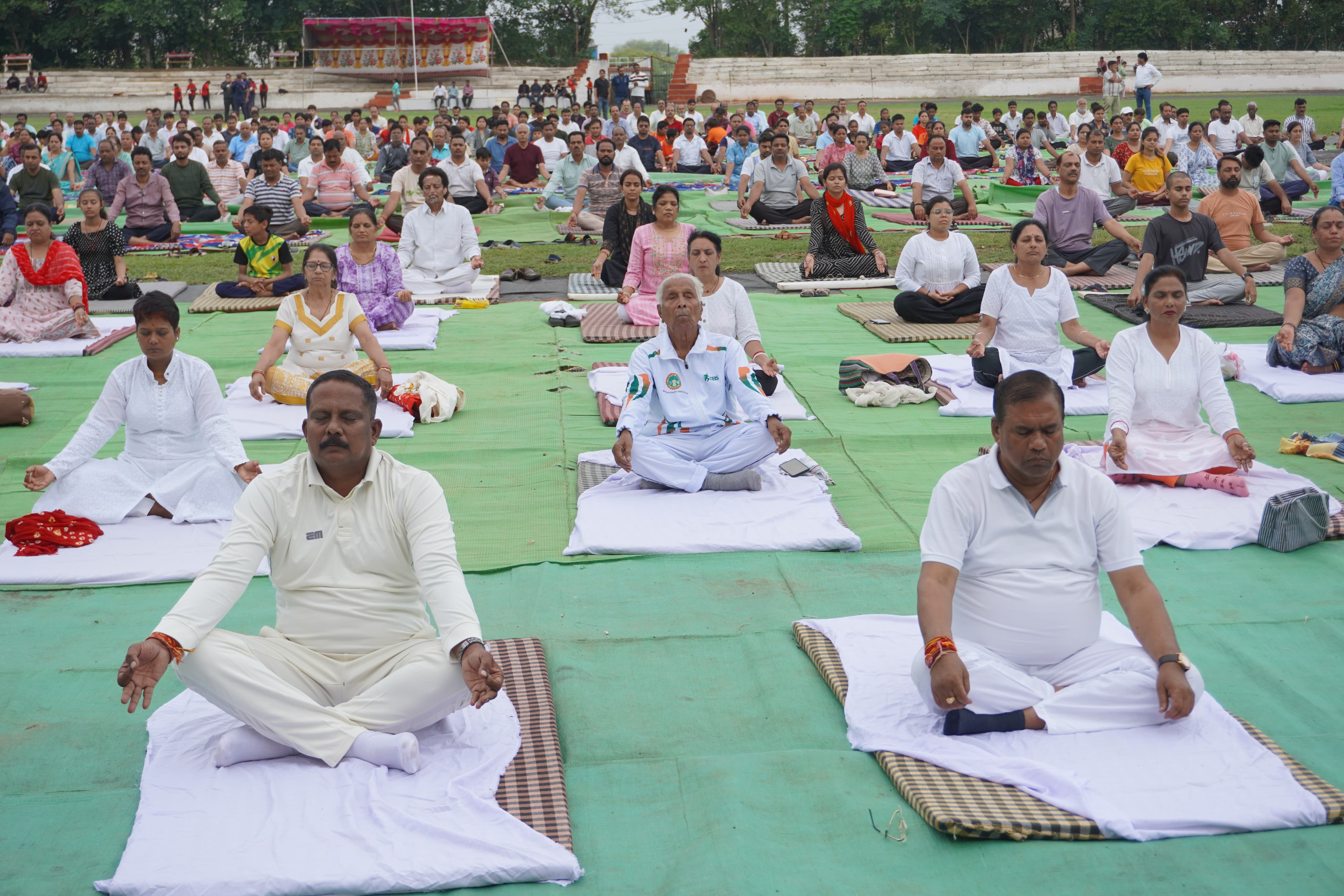 Seoni: District level program of International Yoga Day was organized at Football Stadium Seoni: District level program of International Yoga Day was organized at Football Stadium