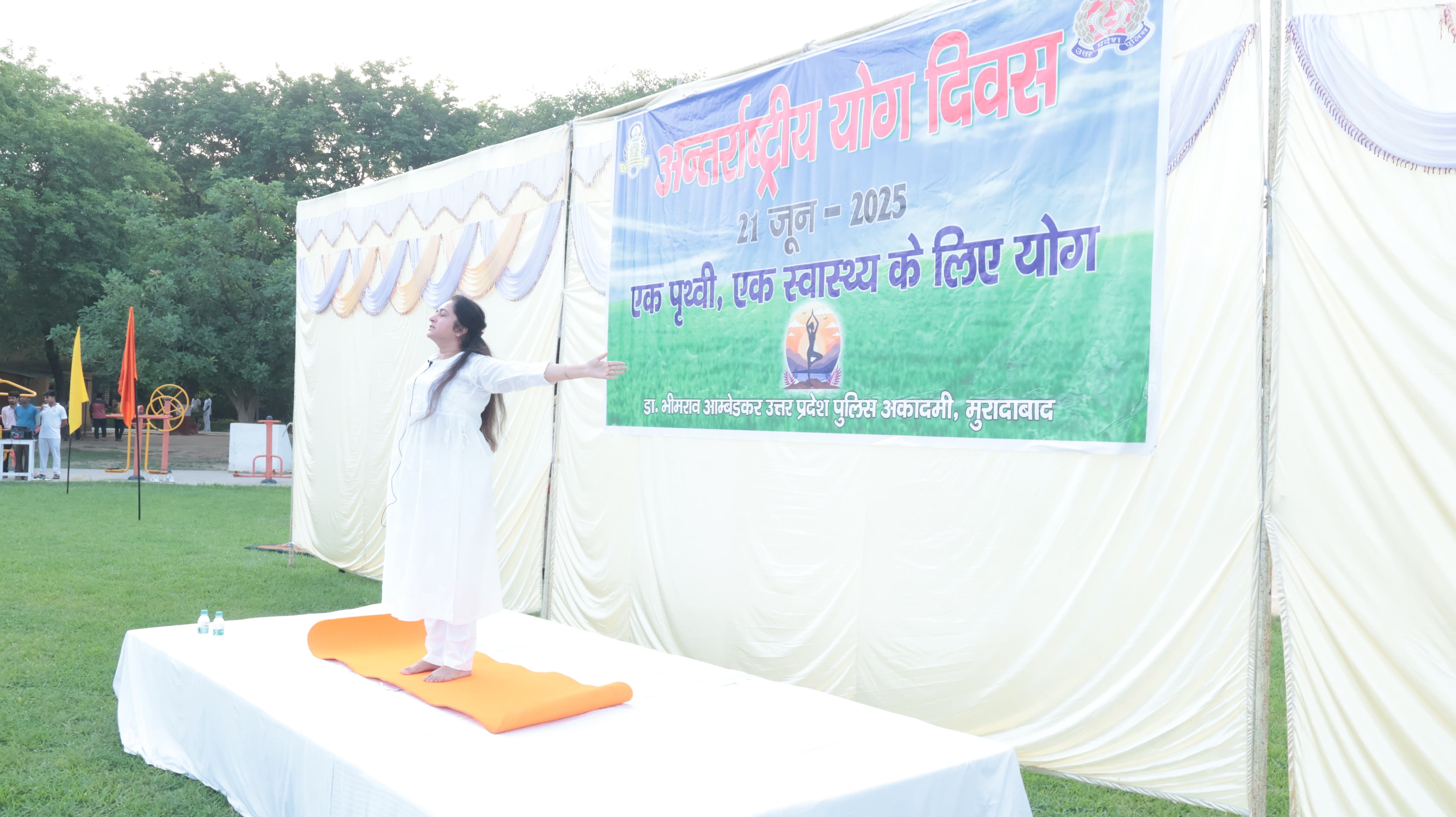 डॉ भीमराव आम्बेडकर उत्तर प्रदेश पुलिस अकादमी मुरादाबाद के परेड ग्राउंड पर अंतर्राष्ट्रीय योग दिवस के अवसर पर योग करातीं आर्ट ऑफ़ लिविंग से जुड़ी योग शिक्षिका रितु नारंग। डॉ भीमराव आम्बेडकर उत्तर प्रदेश पुलिस अकादमी मुरादाबाद के परेड ग्राउंड पर अंतर्राष्ट्रीय योग दिवस के अवसर पर योग करातीं आर्ट ऑफ़ लिविंग से जुड़ी योग शिक्षिका रितु नारंग।