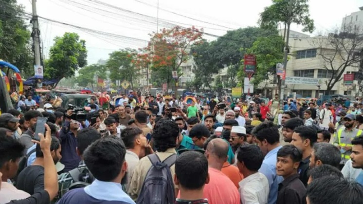 ढाका के भटारा नटुन बाजार इलाके में आज सुबह छात्रों ने मुख्य सड़क पर जाम लगा दिया।