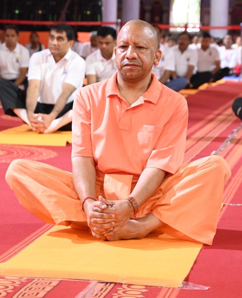 अंतरराष्ट्रीय योग दिवस पर गोरखनाथ मंदिर में सामूहिक योगाभ्यास किया सीएम योगी ने*