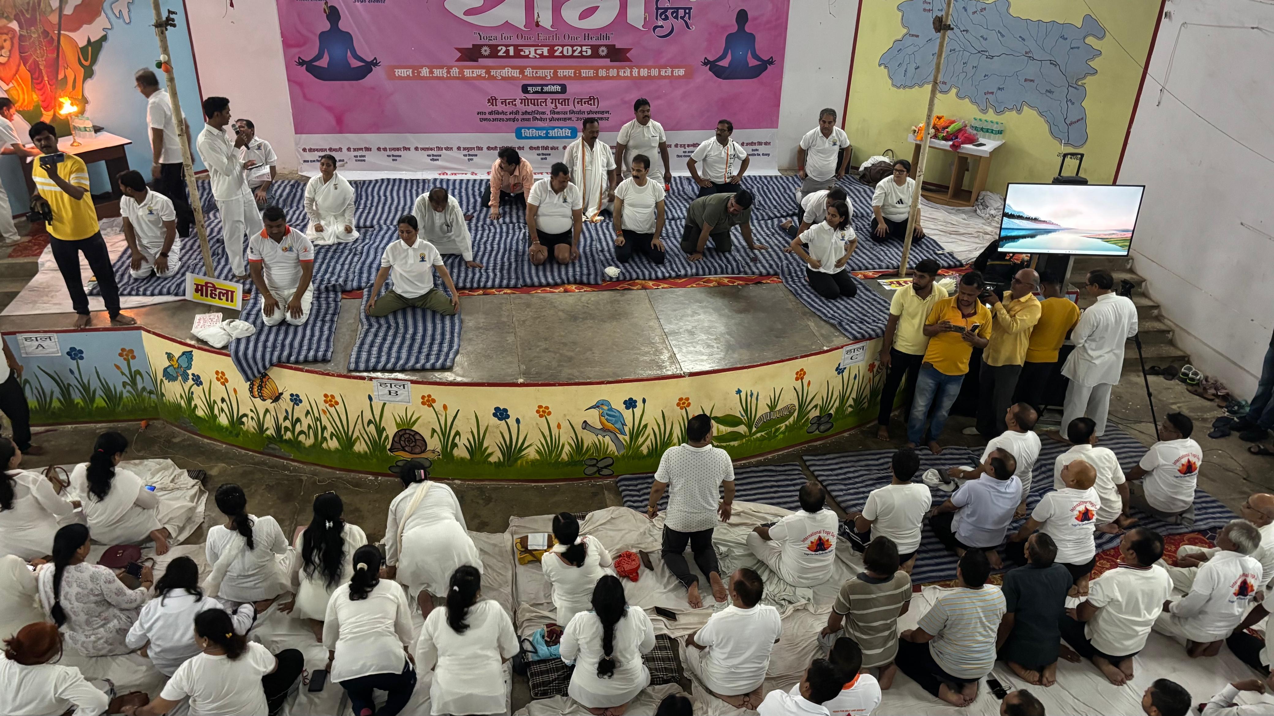 राजकीय इंटर कॉलेज महुअरिया के सभागार में आयोजित योग कार्यक्रम।