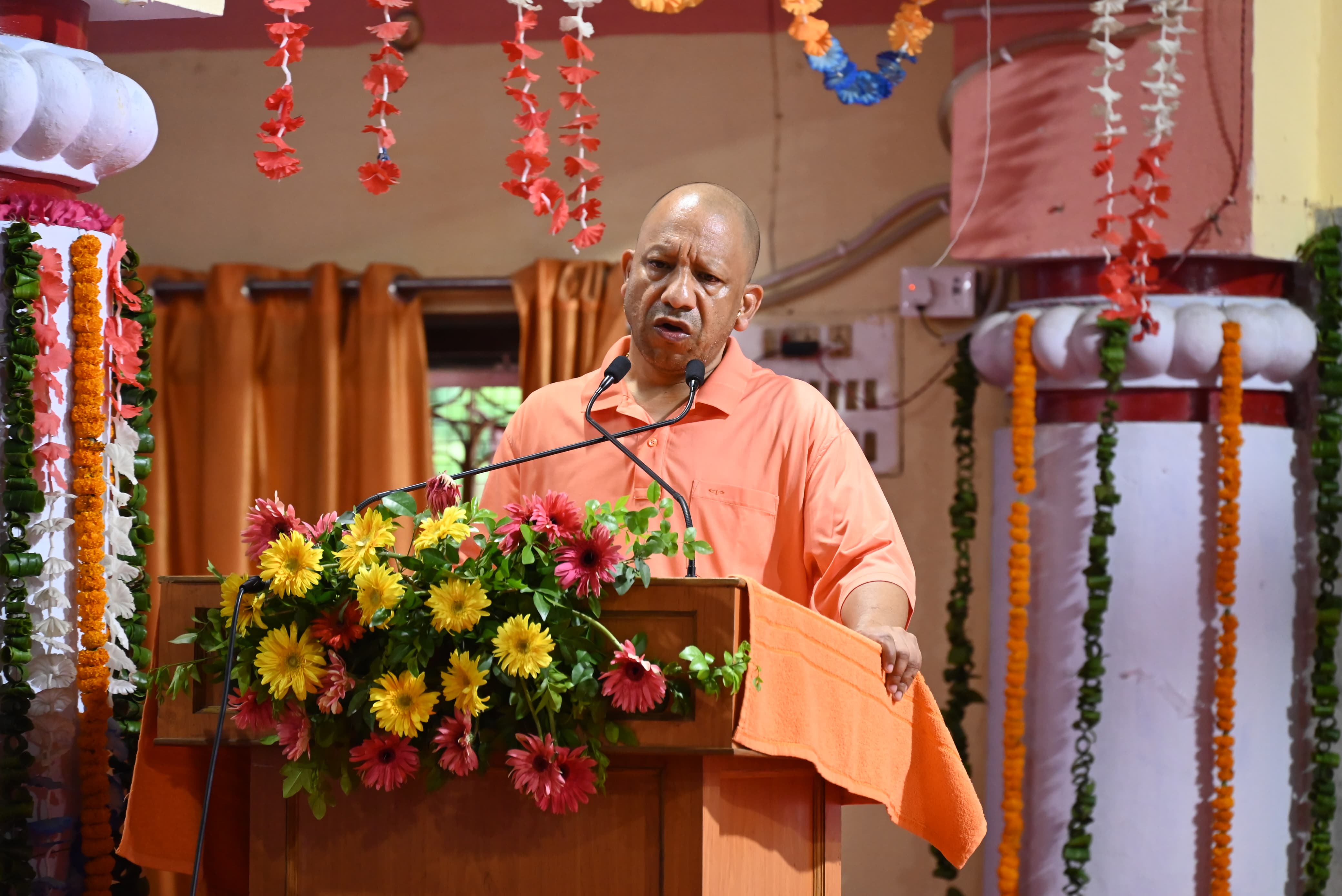 अंतरराष्ट्रीय योग दिवस पर गोरखनाथ मंदिर में सामूहिक योगाभ्यास किया सीएम योगी ने*
