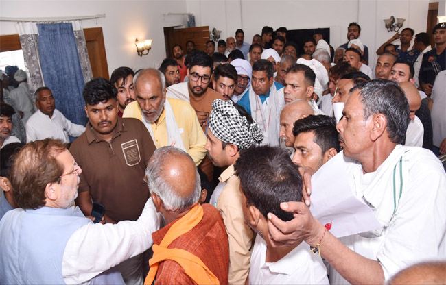 सोनीपत: लोगों की समस्याओं को सनतु हुए मंत्री डाङ अरविंद शर्मा सोनीपत: लोगों की समस्याओं को सनतु हुए मंत्री डाङ अरविंद शर्मा