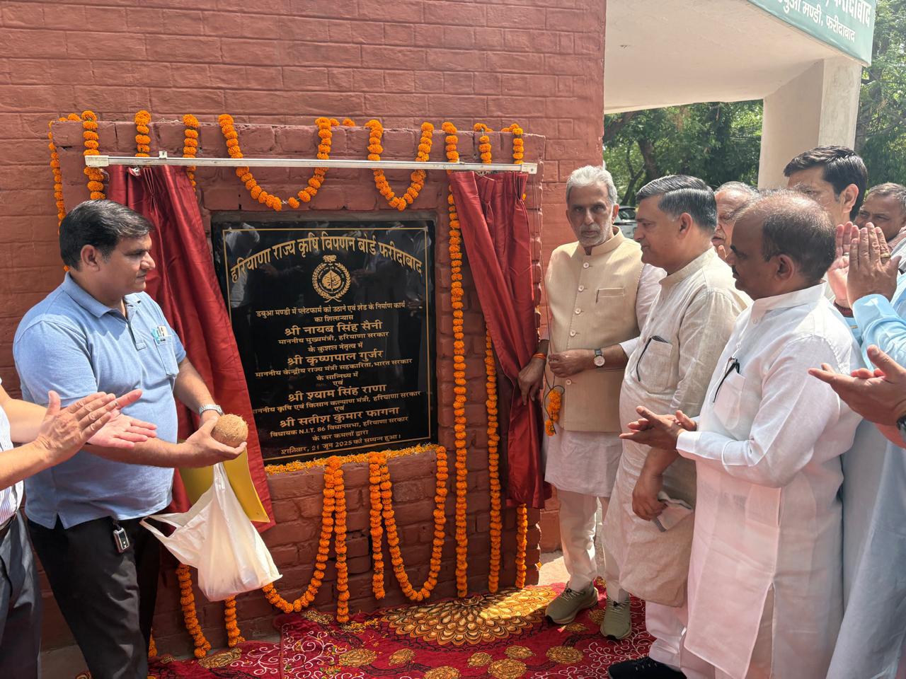 विकास कार्याे का शुभारंभ करते केंद्रीय मंत्री कृष्णपाल गुर्जर व विधायक सतीश फागना विकास कार्याे का शुभारंभ करते केंद्रीय मंत्री कृष्णपाल गुर्जर व विधायक सतीश फागना