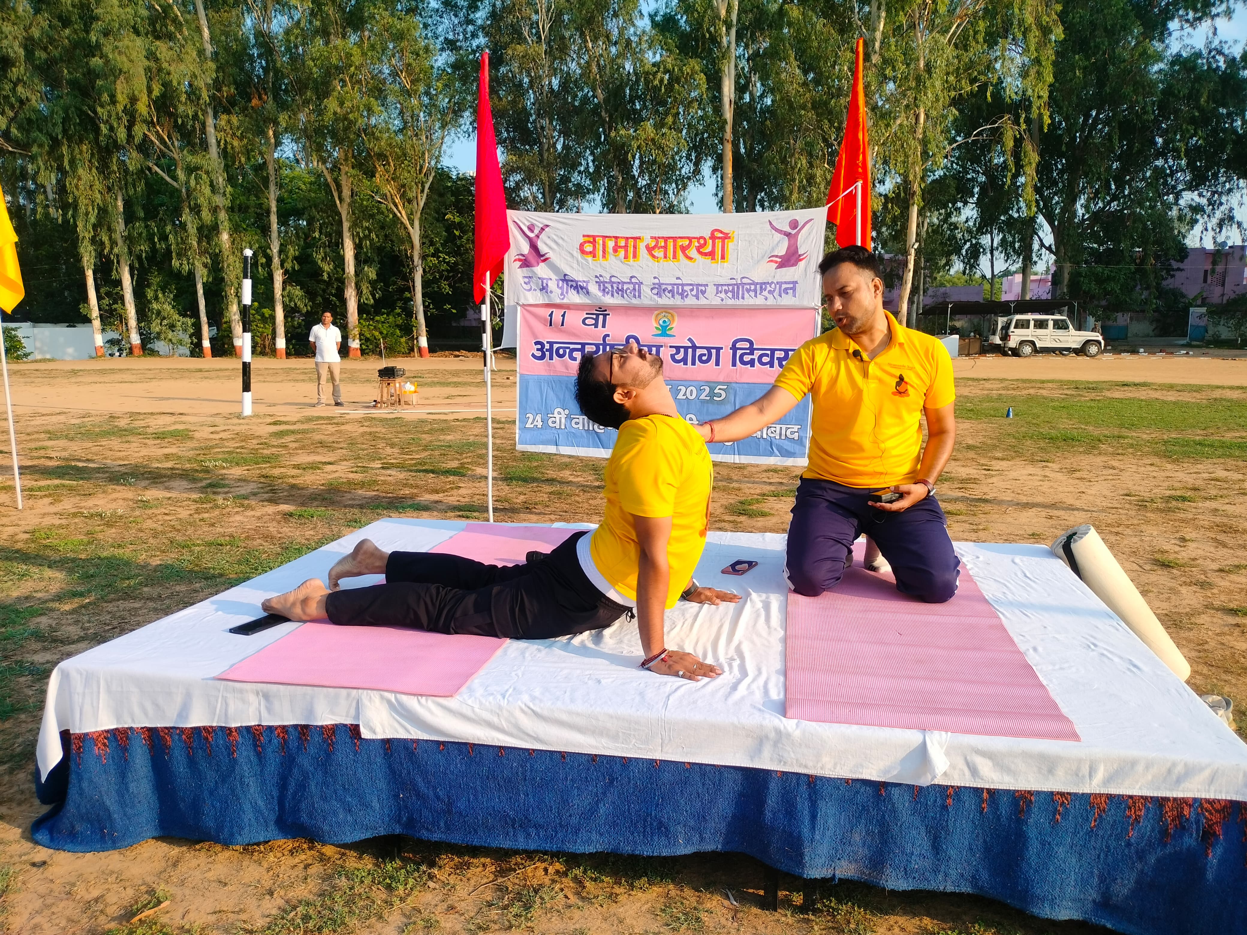 24 वीं वाहिनी पीएसी के परेड ग्राउंड पर अधिकारियों व पीएसी कर्मियों को योग कराते योगाचार्य। 24 वीं वाहिनी पीएसी के परेड ग्राउंड पर अधिकारियों व पीएसी कर्मियों को योग कराते योगाचार्य।