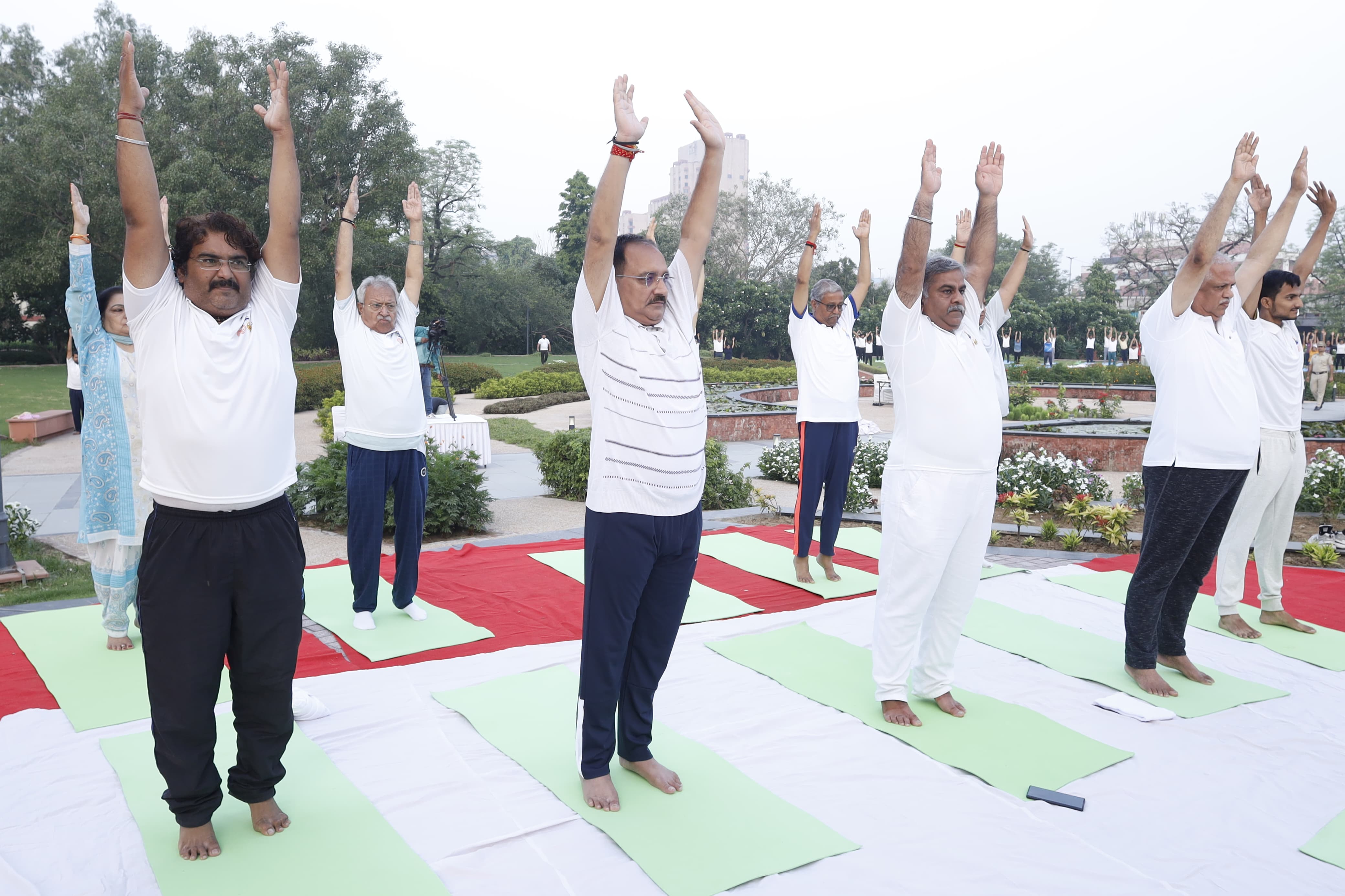 भाजपा नेताओं के साथ योग करते हुए कार्यकर्ता भाजपा नेताओं के साथ योग करते हुए कार्यकर्ता