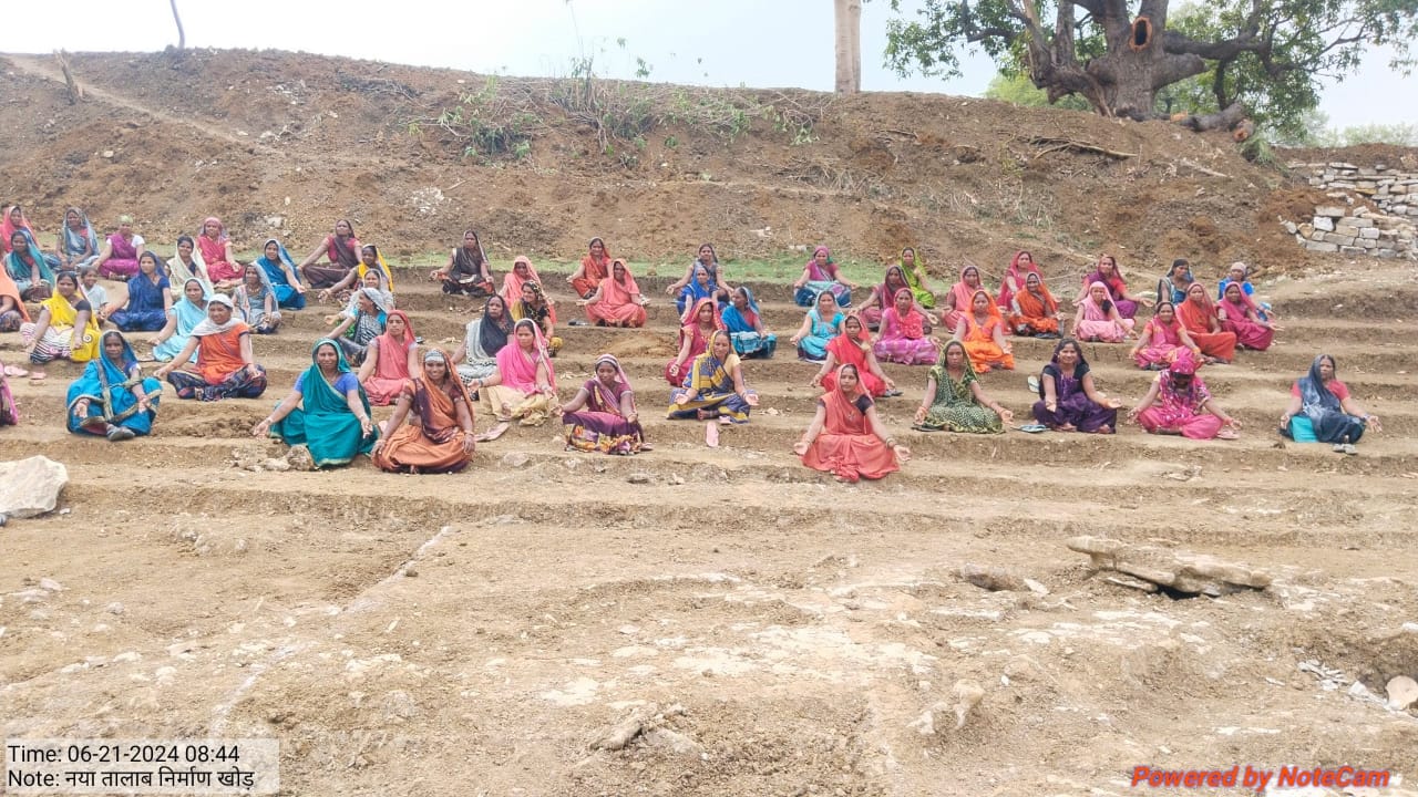 अंतर्राष्ट्रीय योग दिवस पर अमृत सरोवरों में गूंजा स्वास्थ्य और संयम का संदेश अंतर्राष्ट्रीय योग दिवस पर अमृत सरोवरों में गूंजा स्वास्थ्य और संयम का संदेश