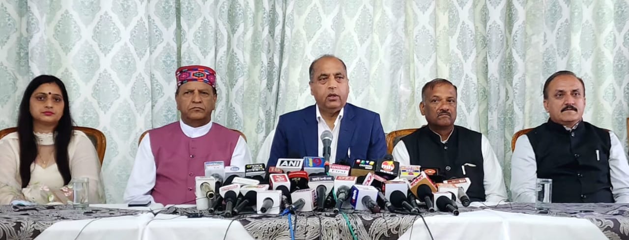 जयराम ठाकुर प्रेस वार्ता करते हुए जयराम ठाकुर प्रेस वार्ता करते हुए