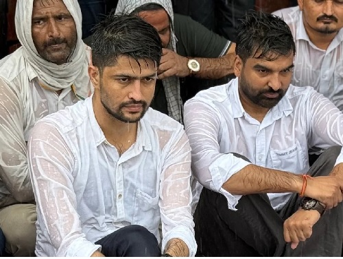 परीक्षा दे रहे विधायक-छात्रनेता को पुलिस ने दबोचा परीक्षा दे रहे विधायक-छात्रनेता को पुलिस ने दबोचा