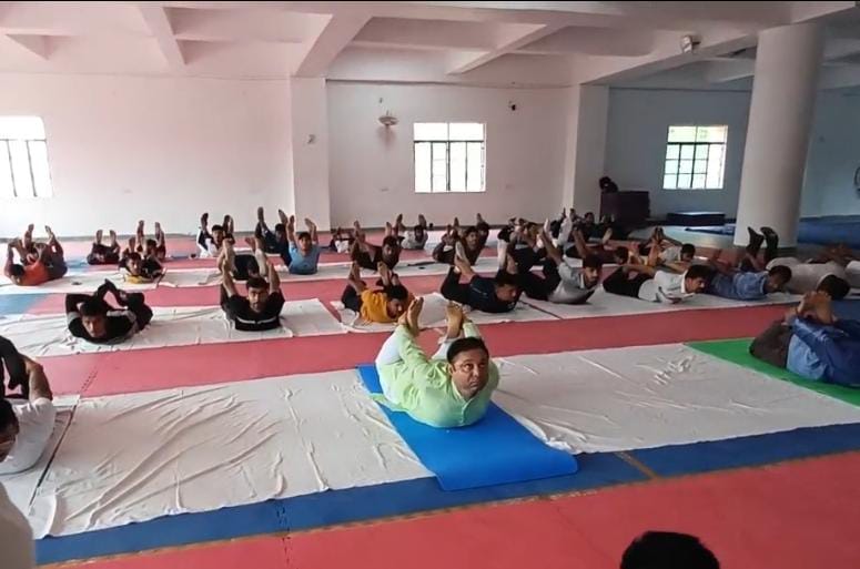 योगा करते जिलाधिकारी और अन्य योगा करते जिलाधिकारी और अन्य