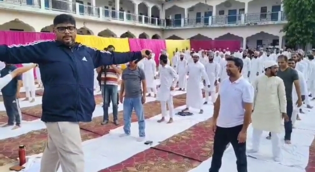 मदरसे में अल्पसंख्यक राज्यमंत्री दानिश (सफेद टीशर्ट में) मदरसे में अल्पसंख्यक राज्यमंत्री दानिश (सफेद टीशर्ट में)