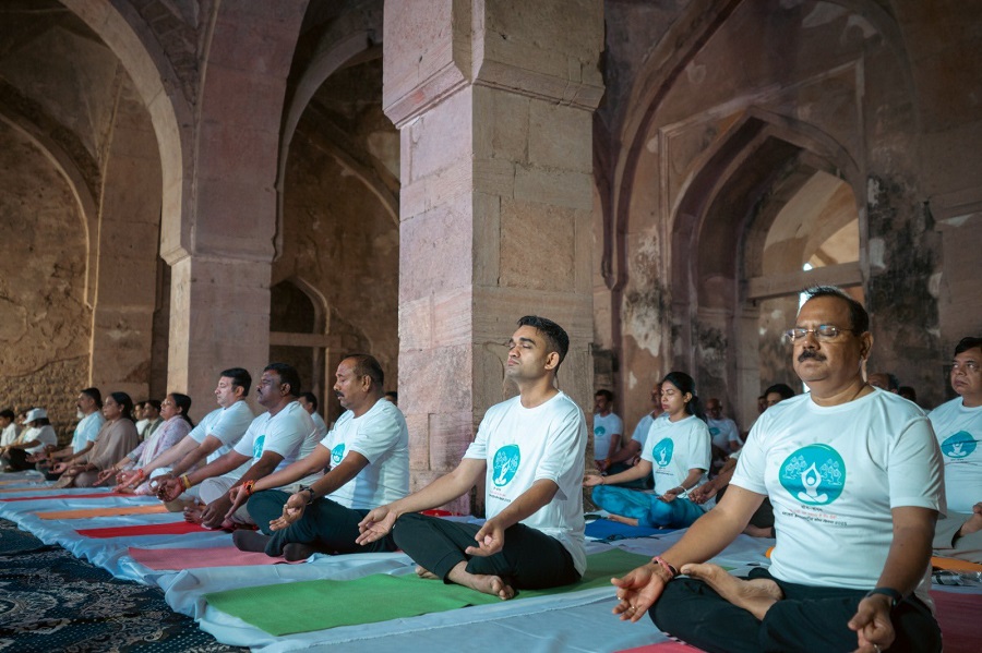 मांडू के प्रतिष्ठित जहाज महल में किया गया सामूहिक योग मांडू के प्रतिष्ठित जहाज महल में किया गया सामूहिक योग