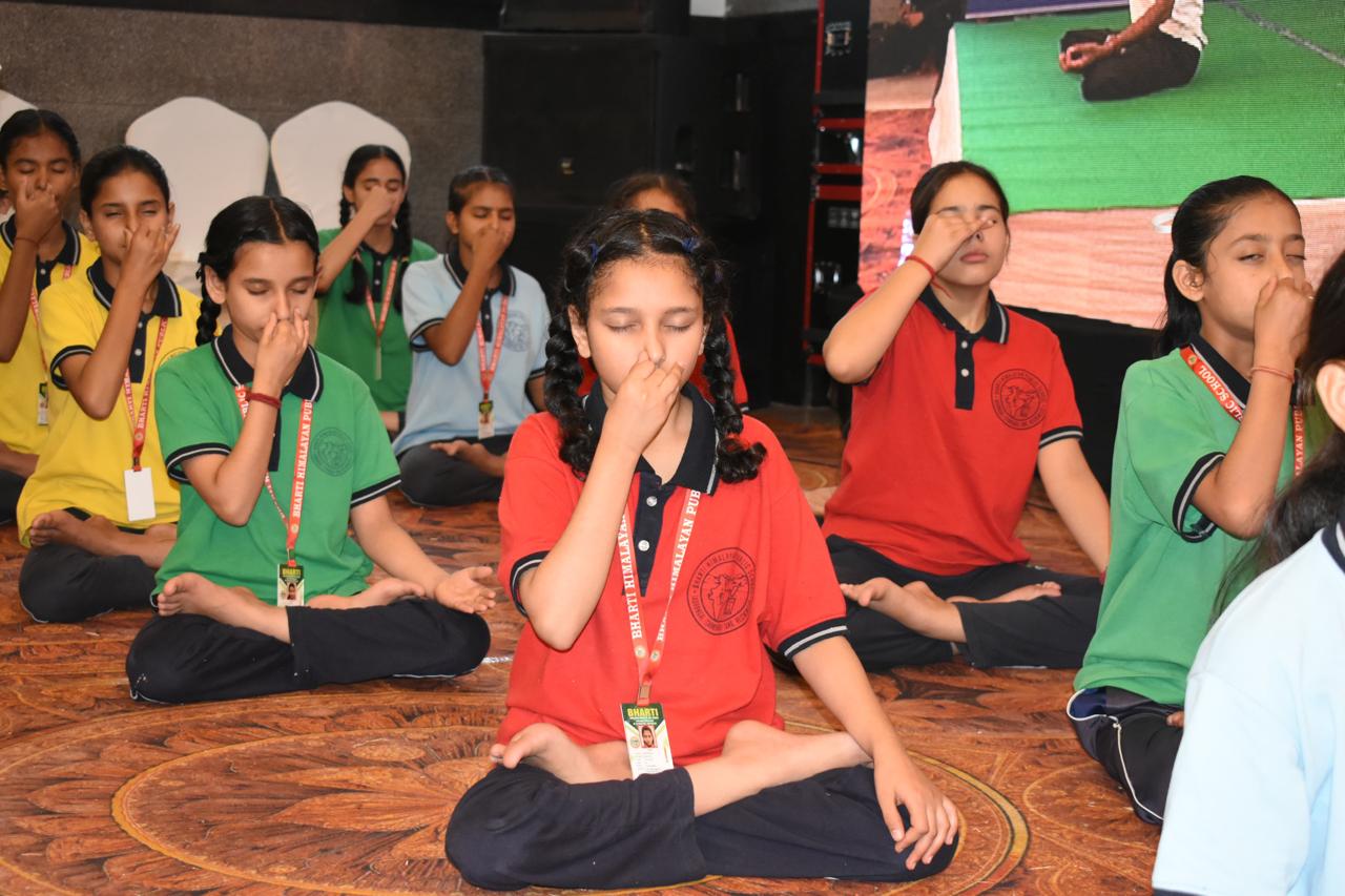 योग करते हुए स्कूली बच्चे। योग करते हुए स्कूली बच्चे।