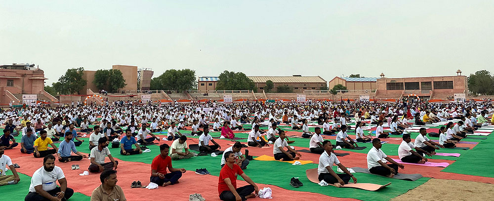 हजारों योग साधकों ने सामूहिक योगाभ्यास कर दिया आरोग्यता और वसुधैव कुटुंबकम् का संदेश
