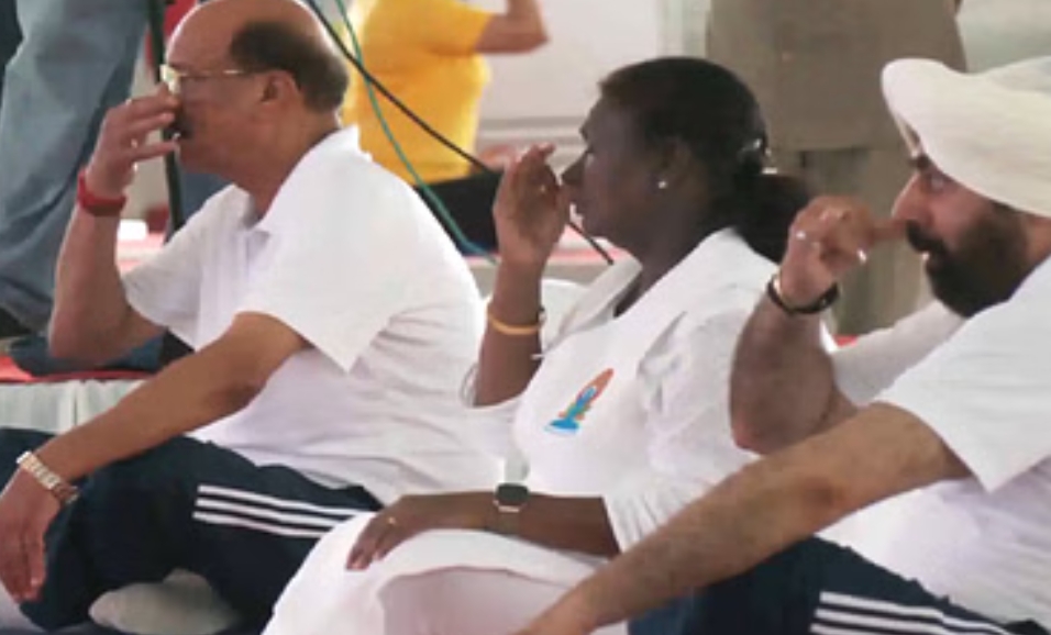 देहरादून में राष्ट्रपति द्रौपदी मुर्मू योग करती। देहरादून में राष्ट्रपति द्रौपदी मुर्मू योग करती।