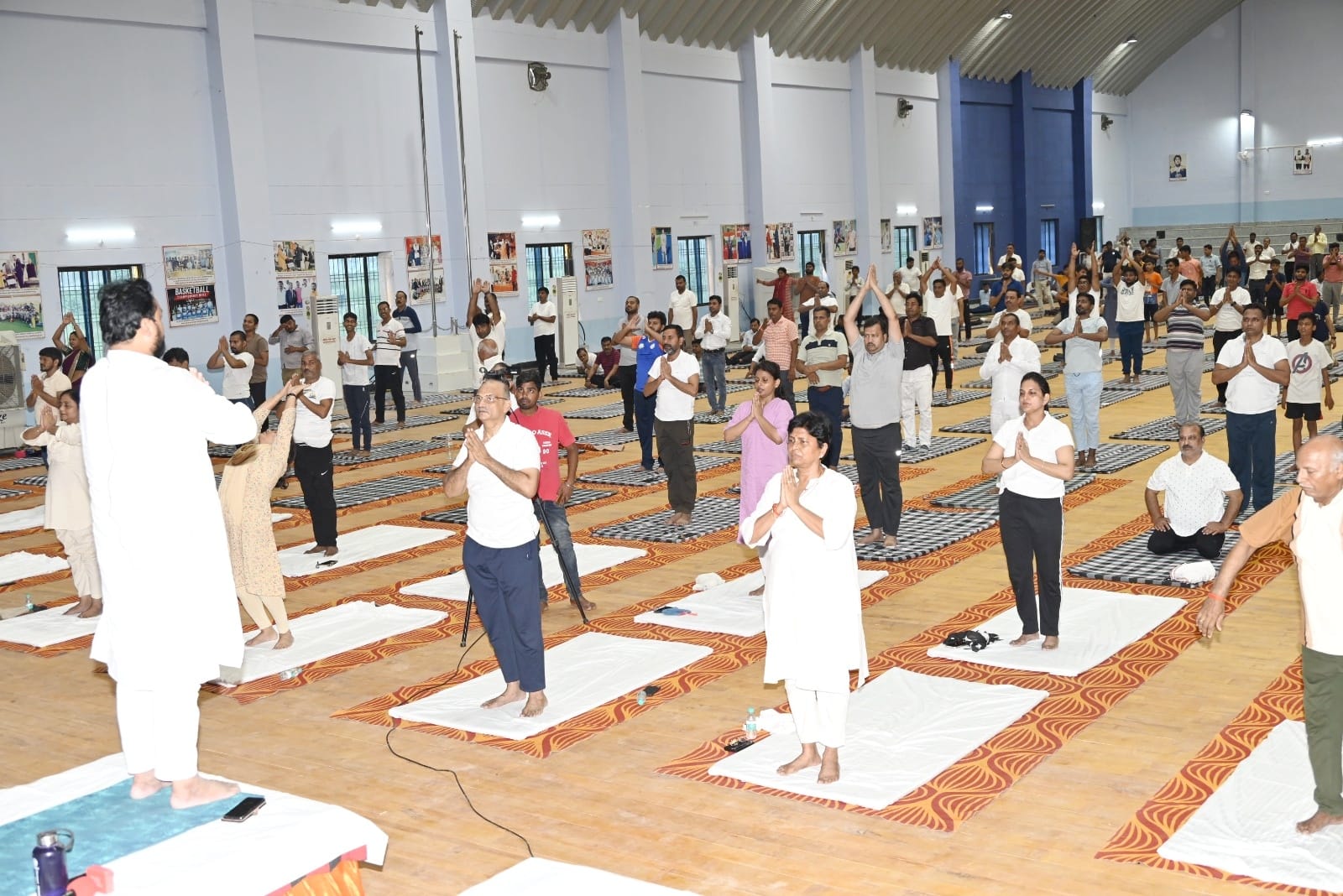पूर्वांचल विश्वविद्यालय में योग करते हुए, कर्मचारी व शिक्षक पूर्वांचल विश्वविद्यालय में योग करते हुए, कर्मचारी व शिक्षक