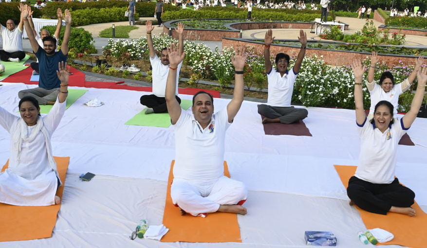 दिल्ली के दीन दयाल उपाध्याय पार्क में आयोजित योग दिवस समारोह में योगाभ्यास करते स्वास्थ्य मंत्री पंकज कुमार सिंह