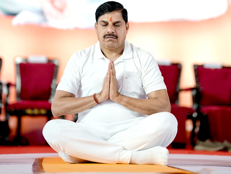 अंतरराष्ट्रीय योग दिवस पर मुख्यमंत्री ने प्रतिभागियों के साथ किया योगाभ्यास अंतरराष्ट्रीय योग दिवस पर मुख्यमंत्री ने प्रतिभागियों के साथ किया योगाभ्यास