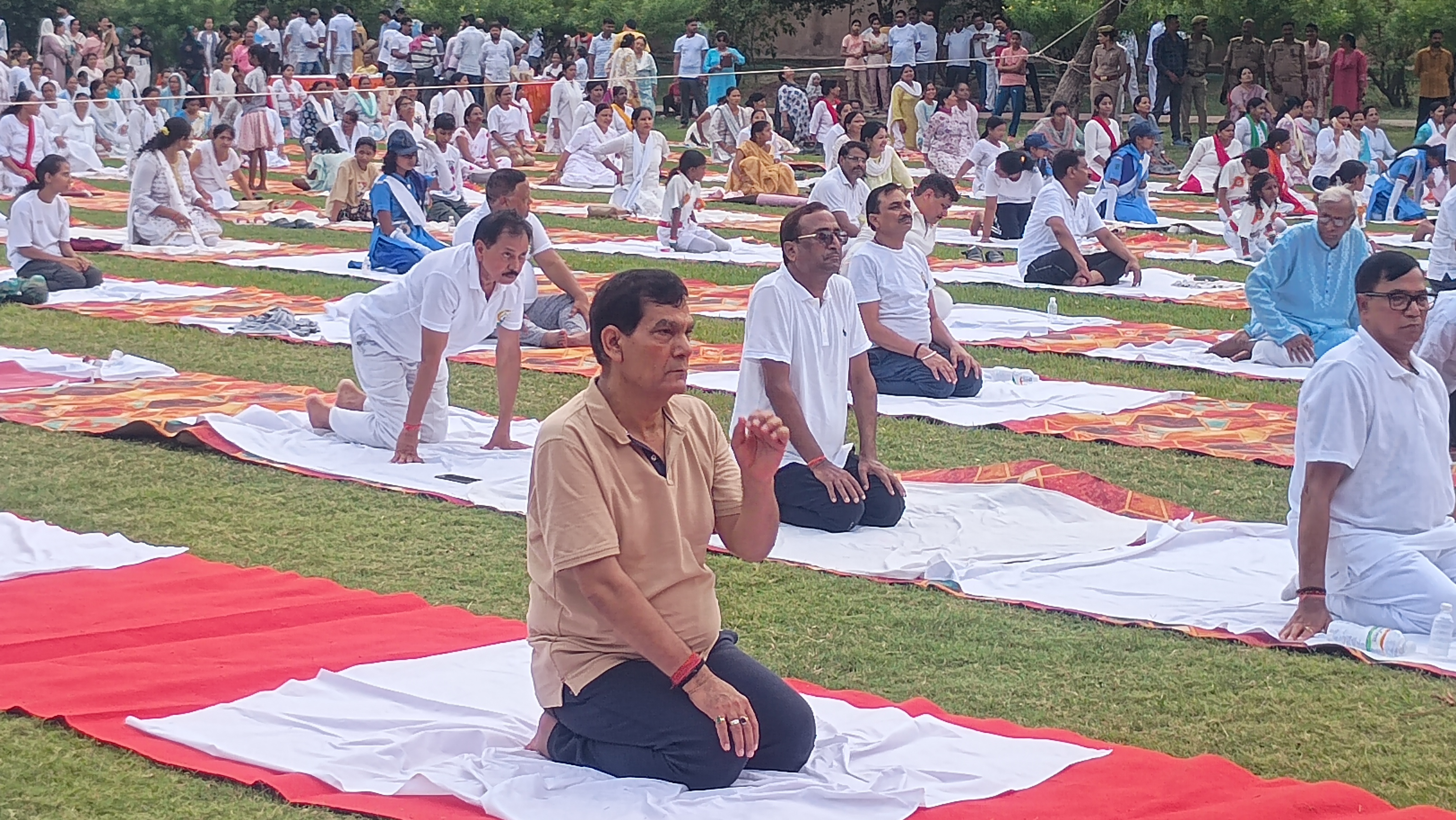 शाही किले में योग दिवस पर योग करते हुए मंत्री एके शर्मा ऊर्जा मंत्री शाही किले में योग दिवस पर योग करते हुए मंत्री एके शर्मा ऊर्जा मंत्री
