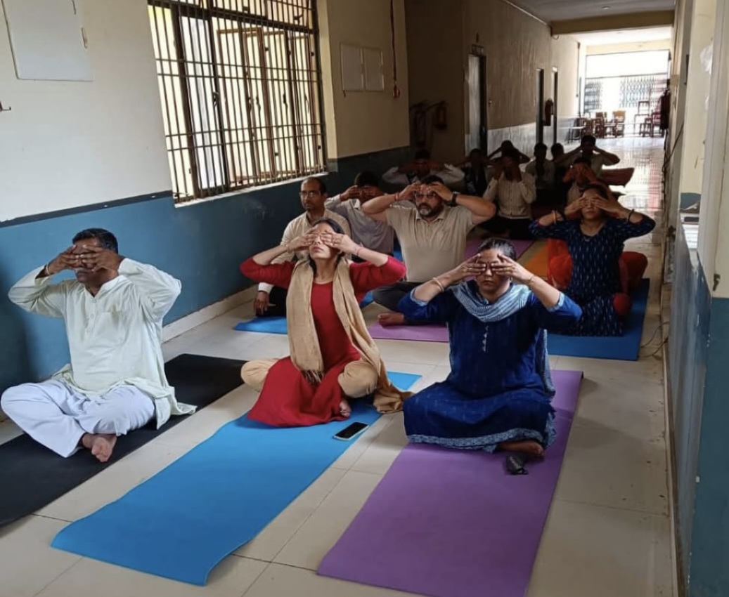 महाविद्यालय में छात्र छात्राओं, स्टाफ ने किया योग महाविद्यालय में छात्र छात्राओं, स्टाफ ने किया योग