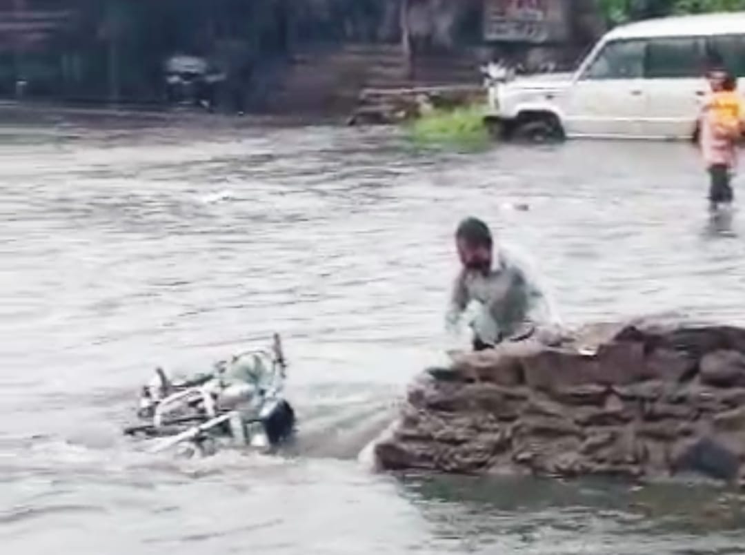 नगर निगम के दावों की खुली पोल, भीलवाड़ा में पहली बारिश ने दिखाई सफाई व्यवस्था की हकीकत नगर निगम के दावों की खुली पोल, भीलवाड़ा में पहली बारिश ने दिखाई सफाई व्यवस्था की हकीकत