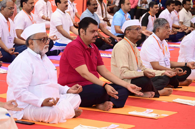 फोटो: पुणे में योग दिवस पर योग करते हुए मुख्यमंत्री देवेंद्र फडणवीस फोटो: पुणे में योग दिवस पर योग करते हुए मुख्यमंत्री देवेंद्र फडणवीस