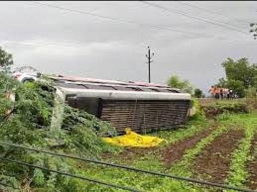 यात्रियों से भरी बस अनियंत्रित हाेकर पलटी यात्रियों से भरी बस अनियंत्रित हाेकर पलटी