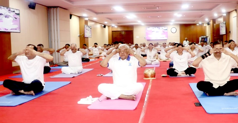 भोपालः राज्यपाल पटेल के नेतृत्व में राजभवन में हुआ सामूहिक योगाभ्यास भोपालः राज्यपाल पटेल के नेतृत्व में राजभवन में हुआ सामूहिक योगाभ्यास