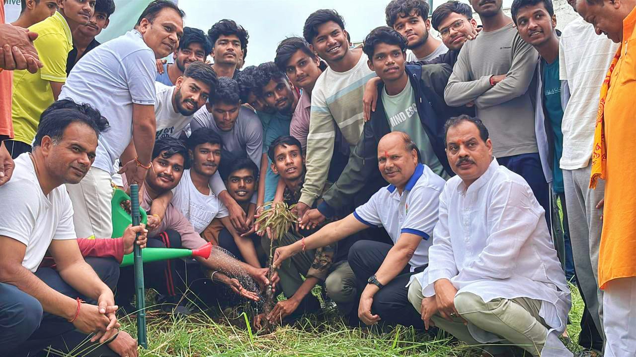 याेग के बाद पाैध राेपड करते कुलपति, प्रो व छात्र छात्राये याेग के बाद पाैध राेपड करते कुलपति, प्रो व छात्र छात्राये