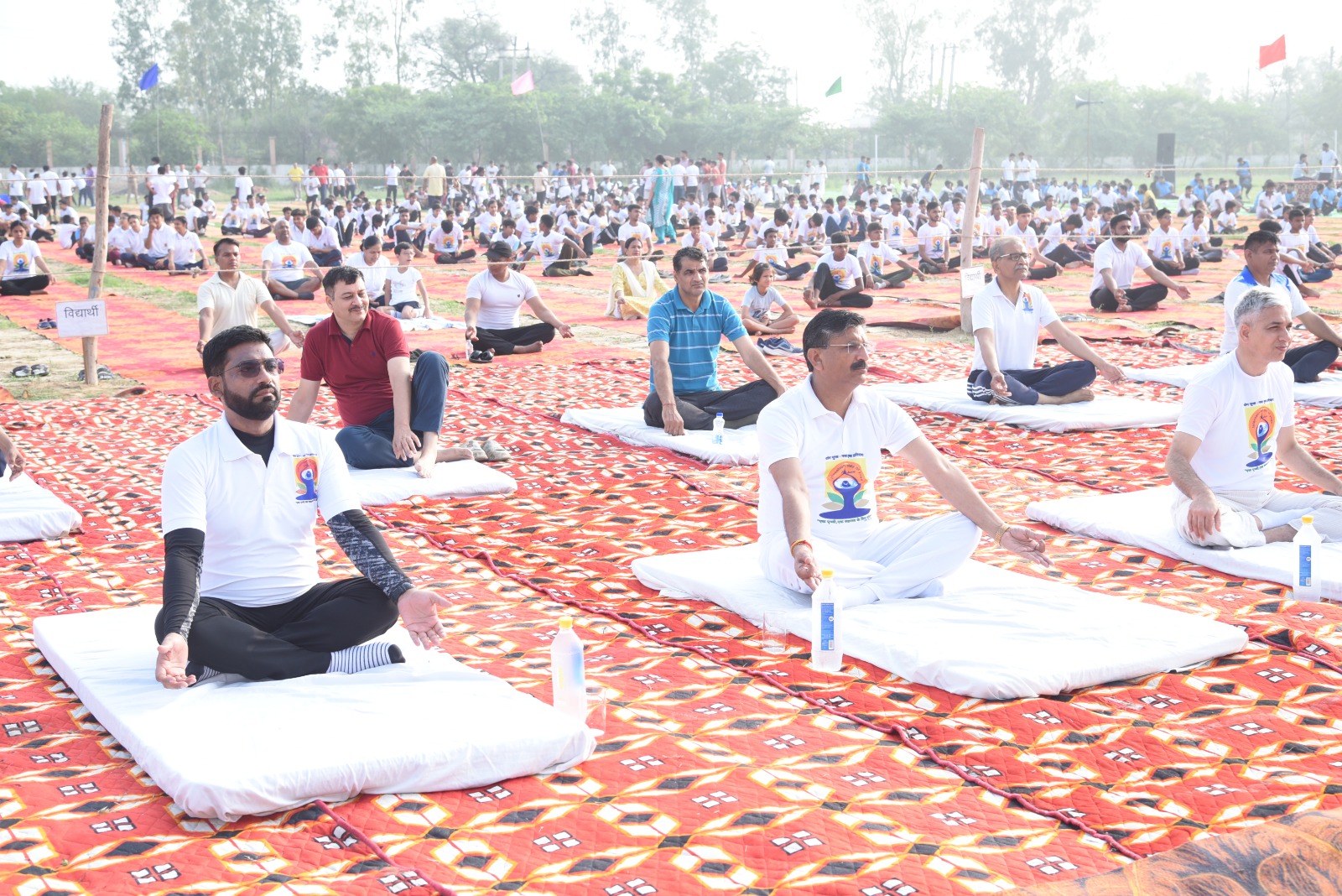 योग करते हुए मंत्री बेदी। योग करते हुए मंत्री बेदी।