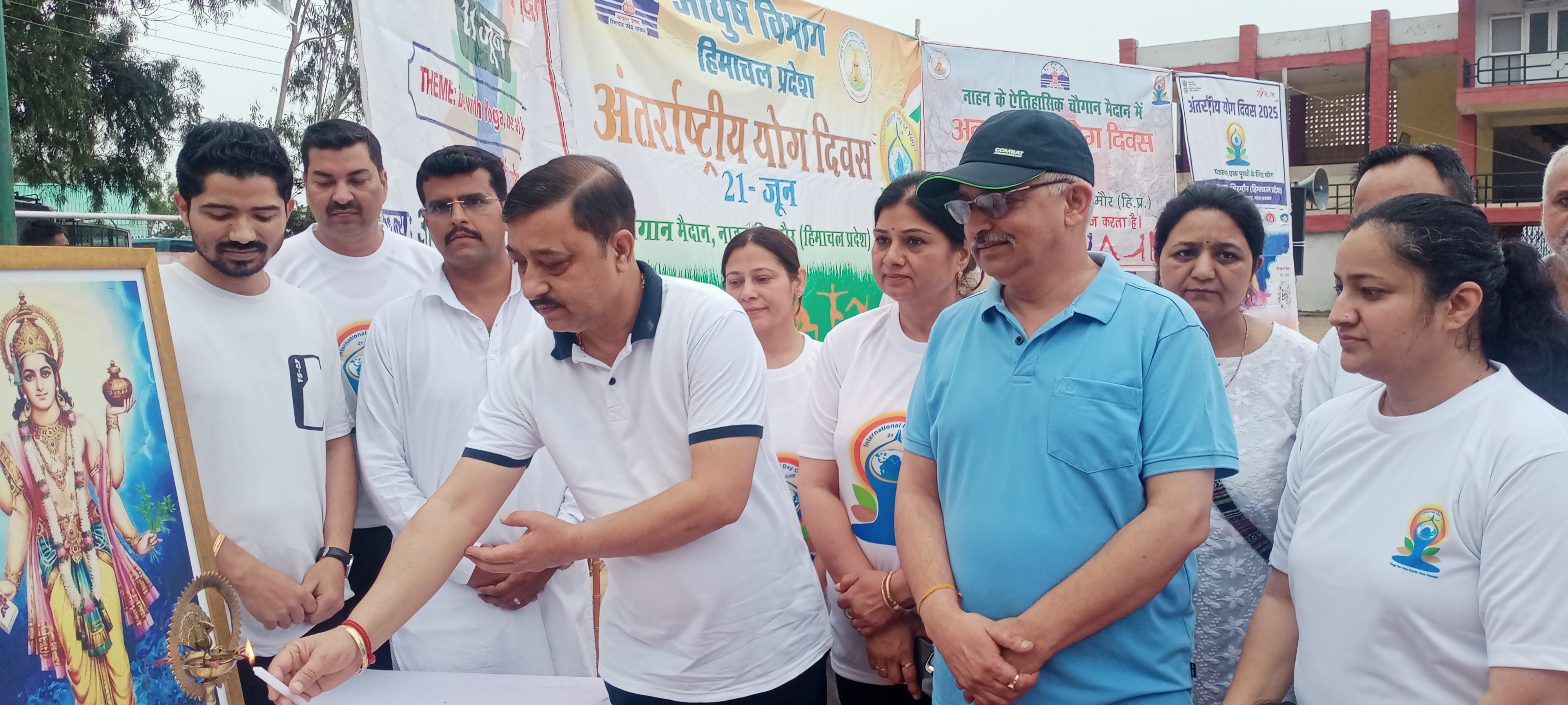 11वे अंतरराष्ट्रीय योग दिवस पर नाहन में हुआ आयोजन ,विधायक अजय सोलंकी। सांसद सुरेश कश्यप सहित लोगो ने किया योगाभ्यास 11वे अंतरराष्ट्रीय योग दिवस पर नाहन में हुआ आयोजन ,विधायक अजय सोलंकी। सांसद सुरेश कश्यप सहित लोगो ने किया योगाभ्यास