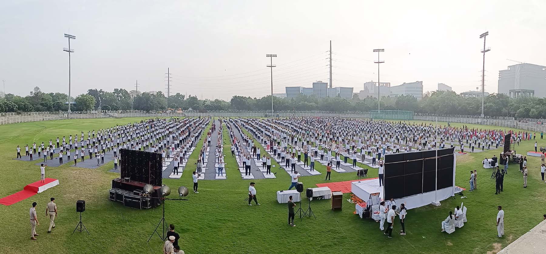 गुरुग्राम के चौधरी सुरेंद्र सिंह क्रिकेट पैवेलियन में अंतरराष्ट्रीय योग दिवस पर योग में भाग लेते लोग। गुरुग्राम के चौधरी सुरेंद्र सिंह क्रिकेट पैवेलियन में अंतरराष्ट्रीय योग दिवस पर योग में भाग लेते लोग।