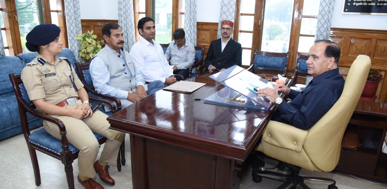जिला प्रशासन अधिकारियों से बैठक करते हुए विधानसभा अध्यक्ष। जिला प्रशासन अधिकारियों से बैठक करते हुए विधानसभा अध्यक्ष।