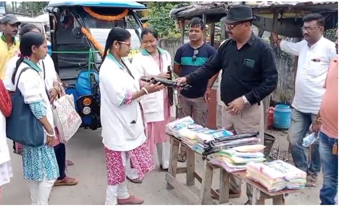 सफाई कर्मचारियों में बांटे गए रेनकोट और छाते सफाई कर्मचारियों में बांटे गए रेनकोट और छाते