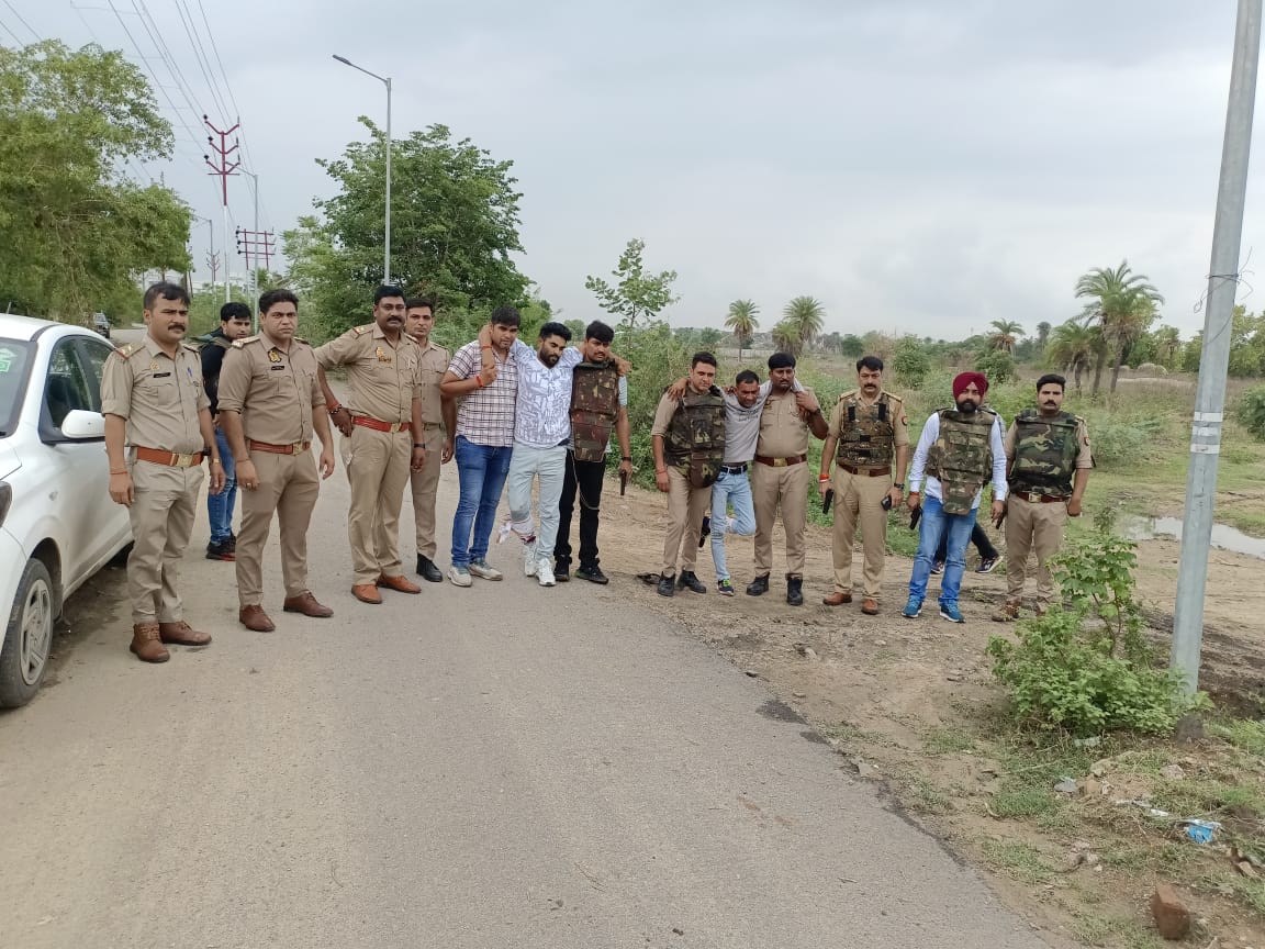 घायल बदमाशों को उपचार के लिए ले जाते पुलिस कर्मी घायल बदमाशों को उपचार के लिए ले जाते पुलिस कर्मी
