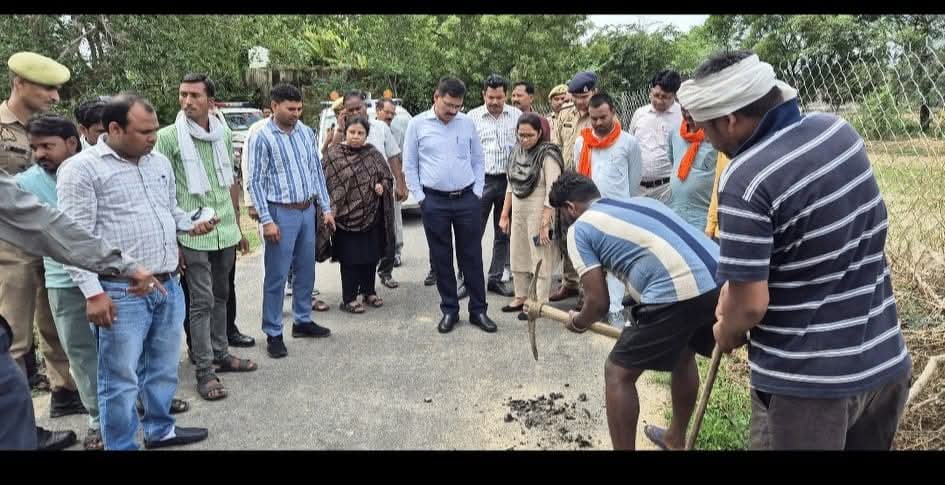 निरीक्षण करते जिलाधिकारी निरीक्षण करते जिलाधिकारी