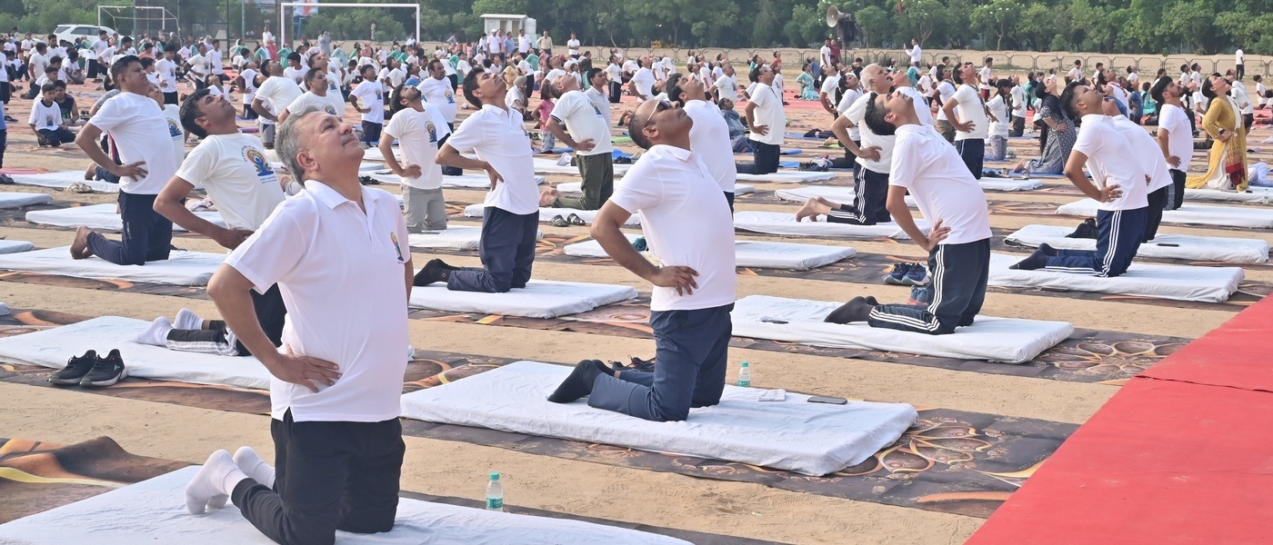 डबवाली में आयोजित योग कार्यक्रम में योगाभ्यास करते हुए लोग। डबवाली में आयोजित योग कार्यक्रम में योगाभ्यास करते हुए लोग।
