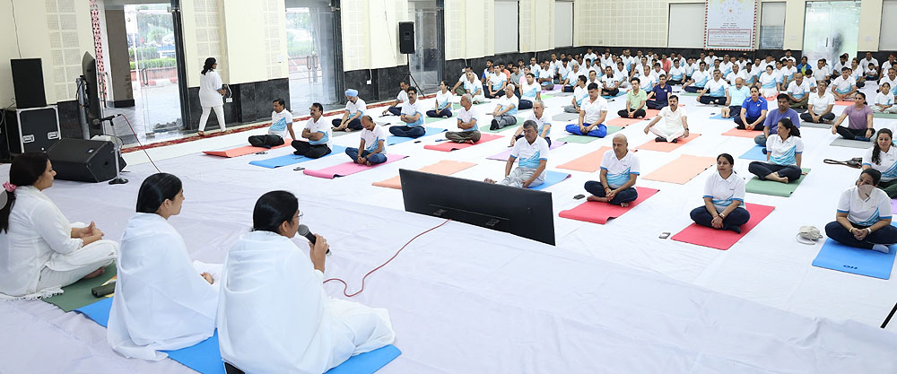 उत्तर पश्चिम रेलवे : योग दिवस पर जीएम अमिताभ ने योग के नियमित अभ्यास की प्रतिज्ञा दिलवाई उत्तर पश्चिम रेलवे : योग दिवस पर जीएम अमिताभ ने योग के नियमित अभ्यास की प्रतिज्ञा दिलवाई